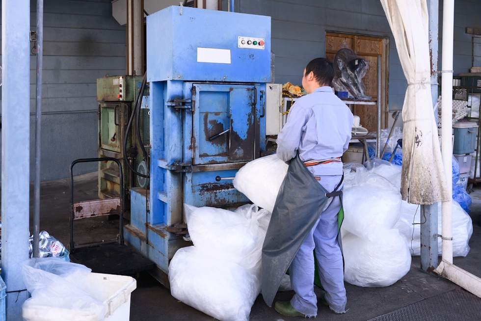 リサイクル作業 地球環境を守ります